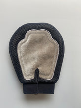 Carica l'immagine nel visualizzatore di Gallery, Guanto spazzola per cani