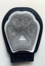 Carica l'immagine nel visualizzatore di Gallery, Guanto spazzola per cani